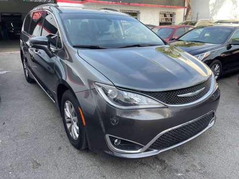 2017 chrysler pacifica touring L van electronic doors fully loaded for sale in Hollywood, FL