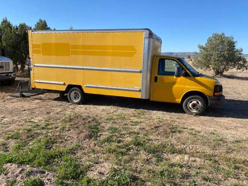2010 GMC 16 light duty box truck for sale in Paulden, AZ