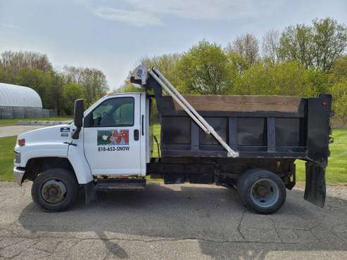 2005 chevy 5500 dump truck for sale in Davison, MI
