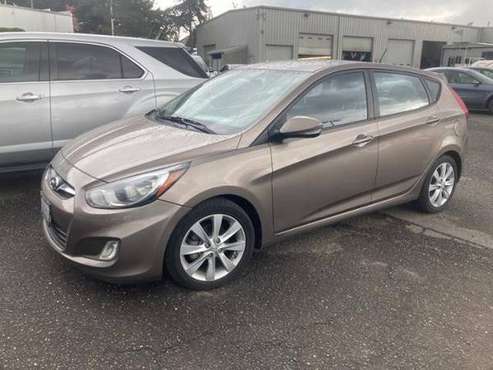 2013 Hyundai Accent 5dr HB Auto SE Sedan - - by dealer for sale in Vancouver, OR