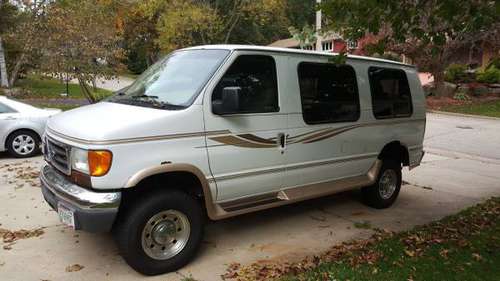 Wheelchair Lift Van – 2005 Ford Econoline for sale in Mc Farland, WI