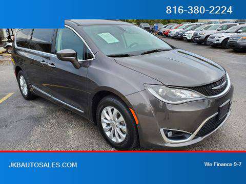 2017 Chrysler Pacifica FWD Touring-L Minivan 4D Trades Welcome Financi for sale in Harrisonville, KS