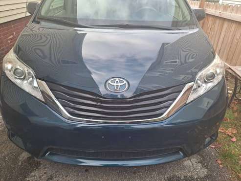 ( 2 ) 2012 Toyota sienna LE - cars & trucks - by owner - vehicle... for sale in leominster, MA