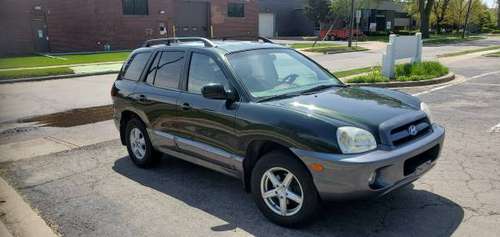 Great running and clean Hyundai Santa fe for sale in Springfield, IL