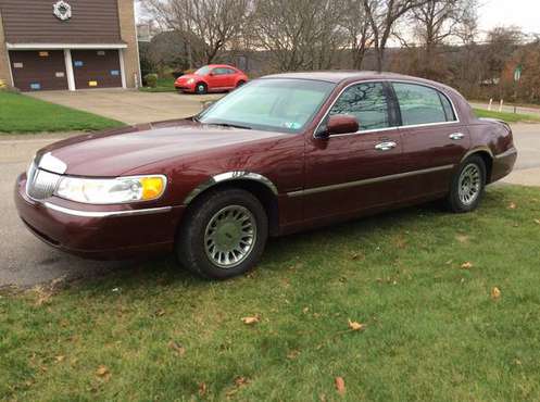 2000 LINCOLN TOWN CAR - cars & trucks - by dealer - vehicle... for sale in Ambridge, PA