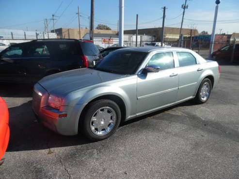 2005 Chrysler 300 - NICE CAR FOR A NICE PRICE! for sale in Memphis, TN