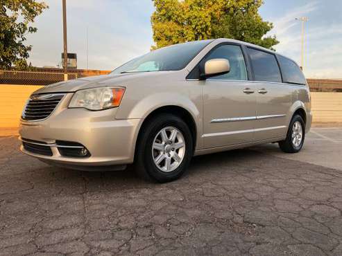 2013 Chrysler Town & Country (FINANCING AVAILABLE) for sale in Phoenix, AZ