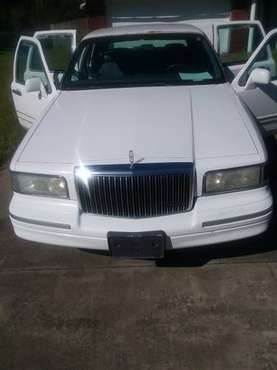 Lincoln Town 1997 - cars & trucks - by owner - vehicle automotive sale for sale in Hinesville, GA