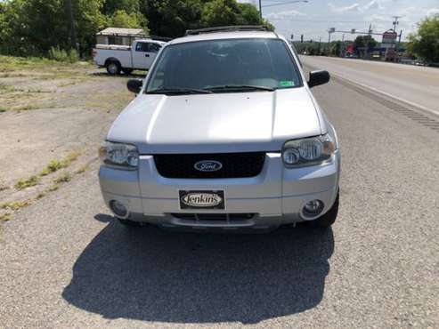 2005 FORD ESCAPE LIMITED 4X4-CLEAN - cars & trucks - by dealer -... for sale in New Castle, PA