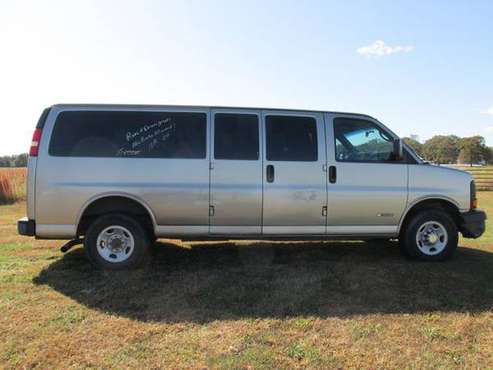 2004 Chevrolet Express 3500 Passenger - Financing Available! for sale in Sarcoxie, MO