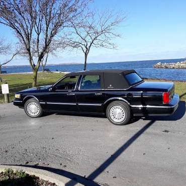 CHRISTMAS GIFT - 1996 Lincoln Town Car Signature Series -LOW MILEAGE... for sale in Huron, OH
