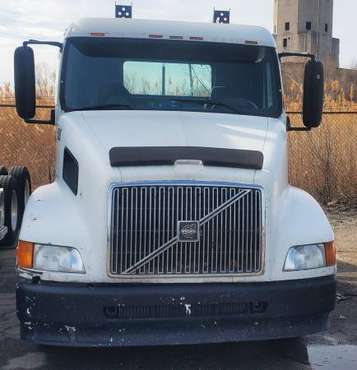 2001 Volvo Day Cab for sale in Harvey, IL
