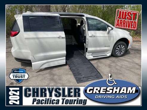 Wheelchair/Handicap Accessible 2021 Chrysler Pacifica Touring for sale in MI