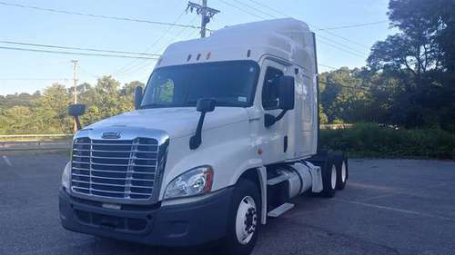 2013 FREIGHTLINER CASCADIA SLEEPER ISX 450 HP ALL CREDIT APPROVALS!! for sale in Wappingers Falls, SC