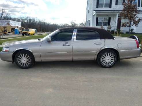 Gorgeous LINCOLN Towncar Executive Series ONLY 40 K Miles - cars &... for sale in Frederick, MD