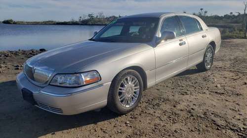 09 Lincoln Towncar looks sharp for sale in Crystal River, FL