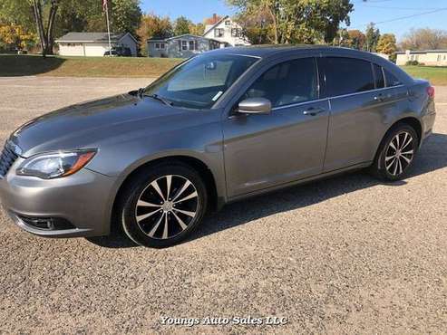 2012 Chrysler 200 S 6-Speed Automatic - cars & trucks - by dealer -... for sale in Fort Atkinson, WI