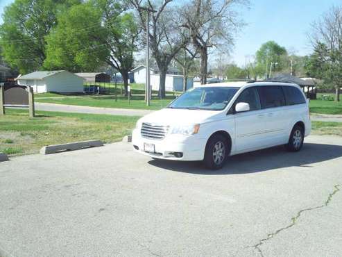 2010 Chrysler Town & Country - - by dealer - vehicle for sale in Chillicothe, IL
