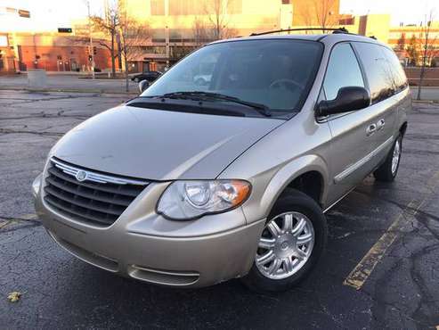 2006 CHRYSLER TOWN AND COUNTRY - cars & trucks - by dealer - vehicle... for sale in Kenosha, WI