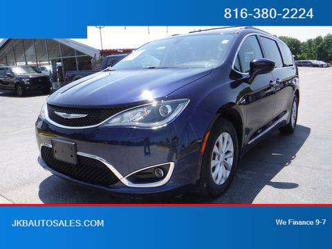 2017 Chrysler Pacifica FWD Touring-L Minivan 4D Trades Welcome Financi for sale in Harrisonville, MO