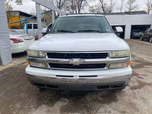 2004 Chevy suburban - cars & trucks - by dealer - vehicle automotive... for sale in Fort Worth, TX