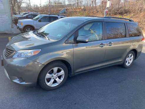 2011 Toyota Sienna le - cars & trucks - by owner - vehicle... for sale in Chicago, IL