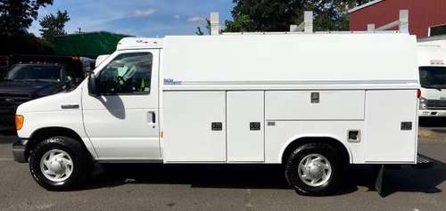 2007 FORD E350 11FT READING UTILITY BODY VAN LADDER RACK CLEAN NICE for sale in western mass, MA