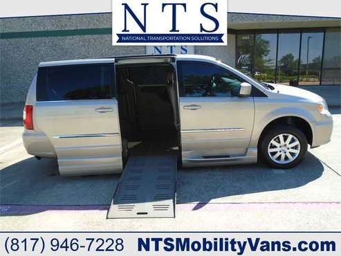 14 CHRYSLER TOWN & COUNTRY MOBILITY HANDICAP WHEELCHAIR POWER RAMP... for sale in Irving, MO