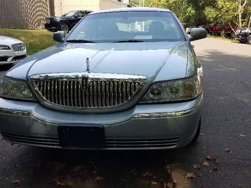 2005 *Lincoln* *Town Car* *4dr Sedan Signature* Ligh for sale in Raleigh, NC