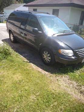 2005 Chrysler Town & Country Touring - cars & trucks - by owner -... for sale in milwaukee, WI