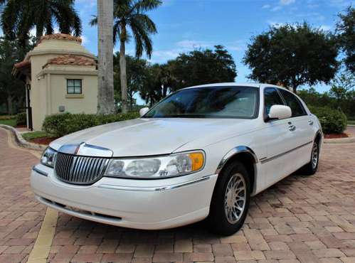Lincoln Town Car Signature - - by dealer - vehicle for sale in Royal Palm Beach, FL
