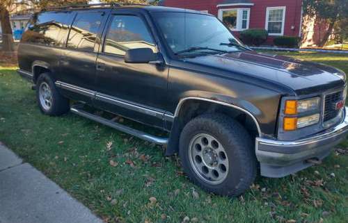 1995 GMC SUBURBAN - cars & trucks - by owner - vehicle automotive sale for sale in Lansing, MI