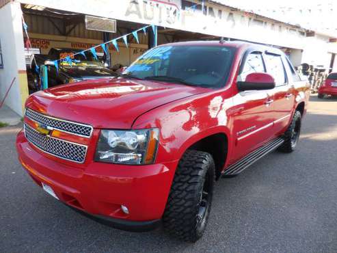 2009 CHEVROLET AVALANCHE 4X4 RED SPORTY NEW MUD TIRES blk... for sale in Brownsville, TX