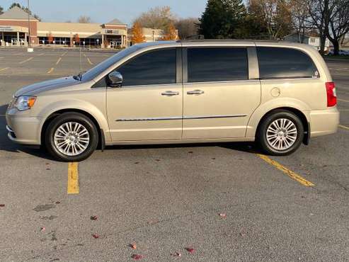 2015 CHRYSLER TOWN N COUNTRY - cars & trucks - by owner - vehicle... for sale in Syracuse, NY