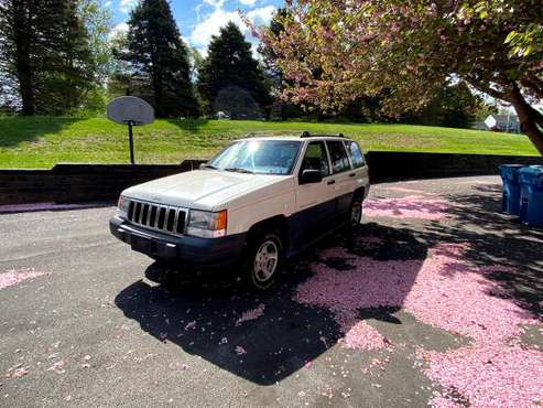 Jeep Grand Cherokee V8 ZJ (Excellent Condition) - - by for sale in Malvern, PA