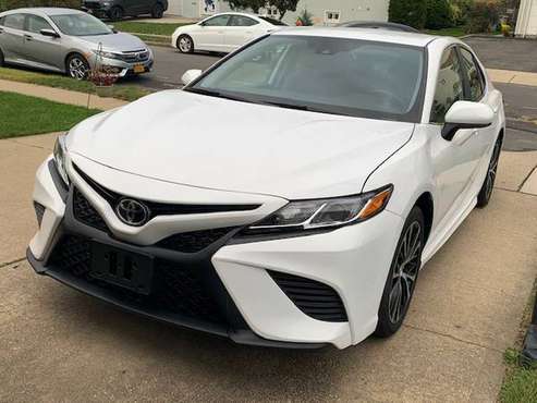 2019 Toyota Camry SE White and Black for sale in Valley Stream, NY
