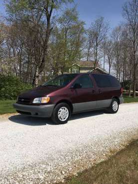 2000 Toyota Sienna LE! Cleanest for sale in Battle Ground, IN