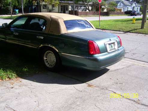 Lincoln Town Car - cars & trucks - by owner - vehicle automotive sale for sale in Pinellas Park, FL