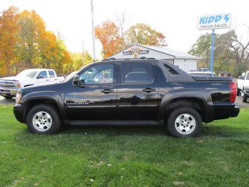 2007 chevrolet avalanche 4x4 - cars & trucks - by dealer - vehicle... for sale in Fort Atkinson, WI