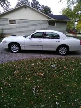 Beautiful 2006 Lincoln Town Car Signature Limited - cars & trucks -... for sale in Janesville, WI