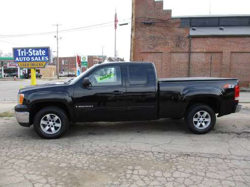 2007 GMC Sierra 1500 New Body Style Ext. Cab SLT (4WD) Sharp! - cars... for sale in Dubuque, IA