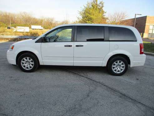 2008 CHRYSLER TOWN AND COUNTRY - cars & trucks - by owner - vehicle... for sale in Highland Park, IL