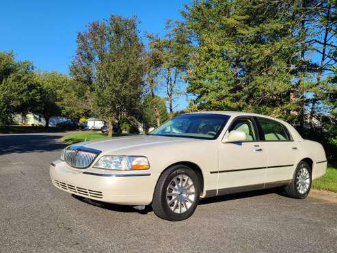 2007 LINCOLN TOWN CAR Signature ONE OWNER LOW MILES EXCELLENT COND.... for sale in Charlotte, NC