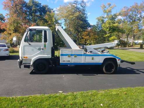 07 Nissan ud 1800 towing truck for sale in Piscataway, NJ