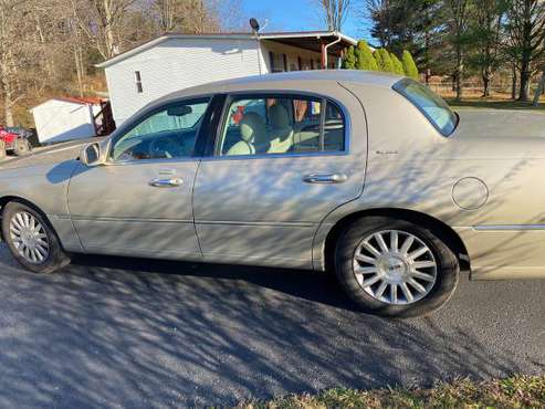 2004 Lincoln Town Car - cars & trucks - by owner - vehicle... for sale in Meadow Bridge, WV