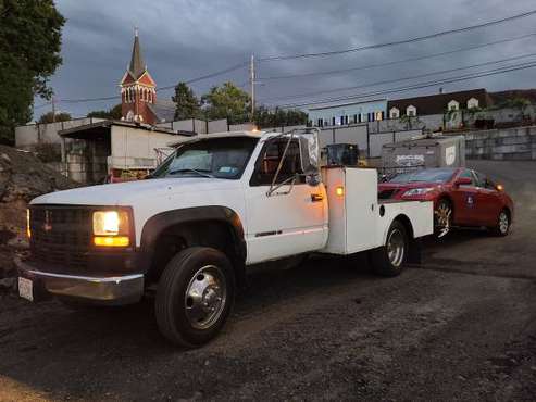 Tow truck!!! 1995 chevrolet c3500 5 speeds manual. - cars & trucks -... for sale in Spring Valley, NY