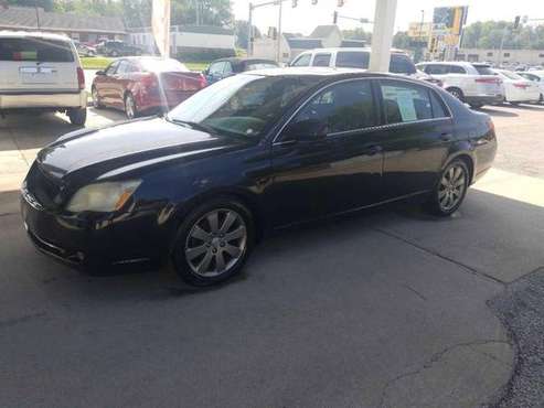 2005 TOYOTA AVALON XL EZ FINANCING AVAILABLE - cars & trucks - by... for sale in Springfield, IL