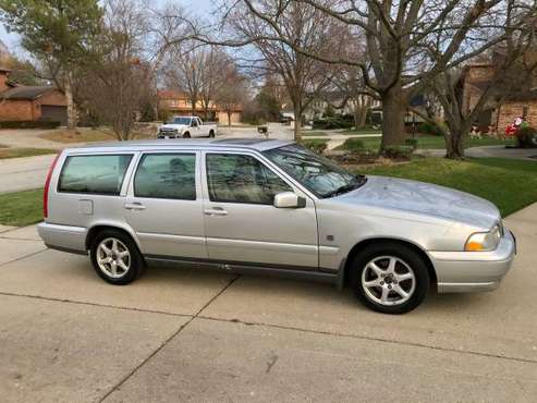 2000 Volvo V70 wagon - cars & trucks - by owner - vehicle automotive... for sale in Glenview, IL