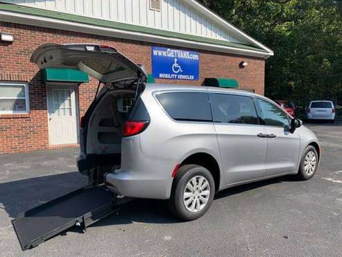 2018 Chrysler Pacifica Handicap Accessible Wheelchair Van for sale in dallas, GA