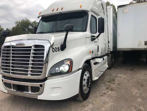 2012 freightliner cascadia! Low miles! Clean tittle for sale in Knoxville, TN